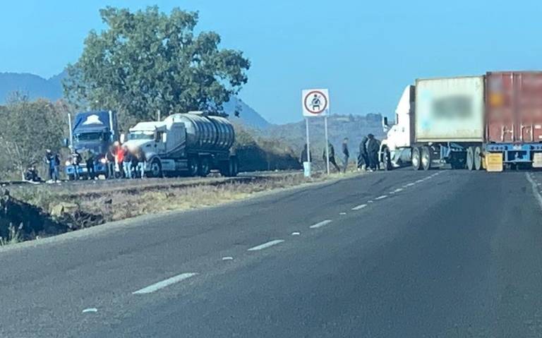 Normalistas bloquean vías del tren y carretera en Michoacán